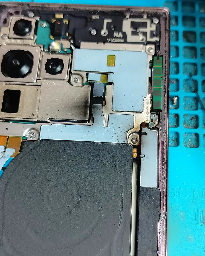 Celular abierto en el taller durante una reparación