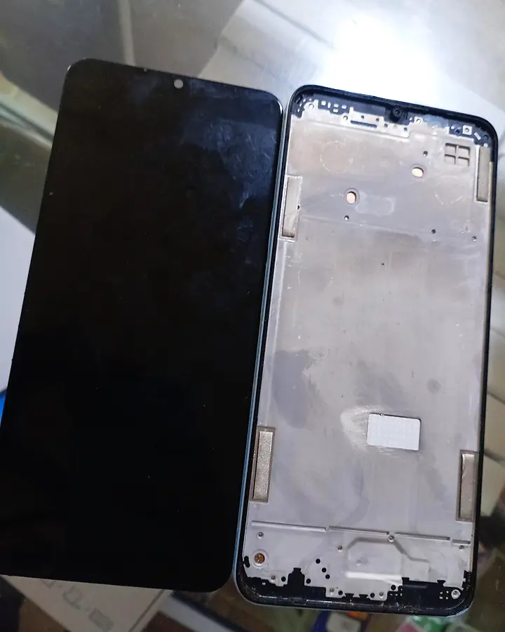 Pantalla y marco desmontados