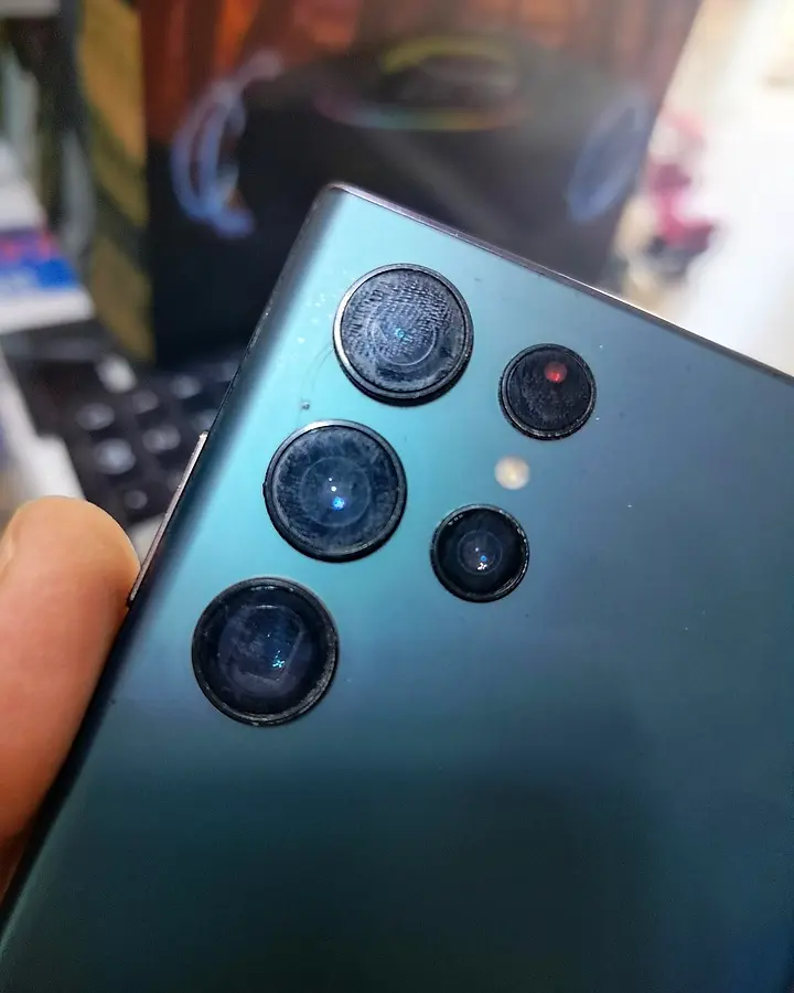 Celular Samsung de gama alta en tienda