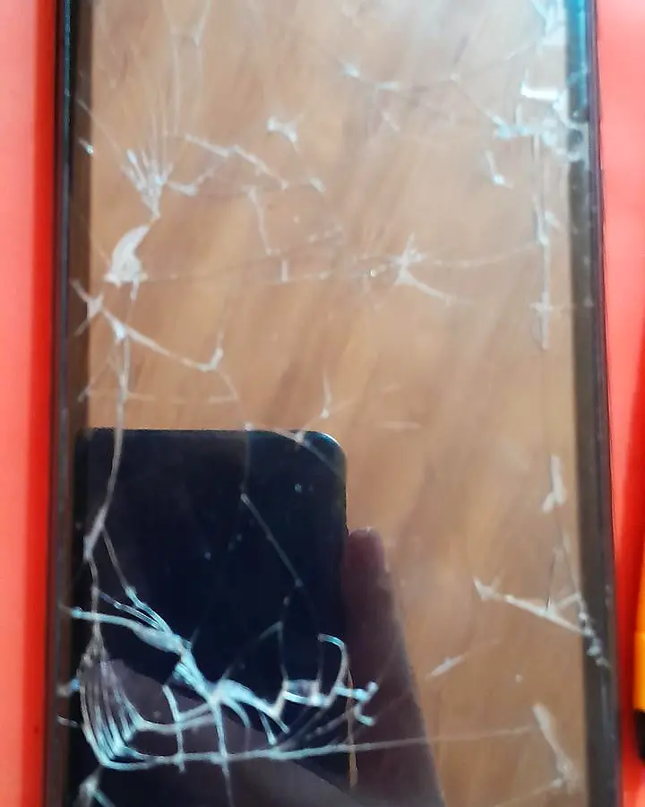 Pantalla con vidrio quebrado