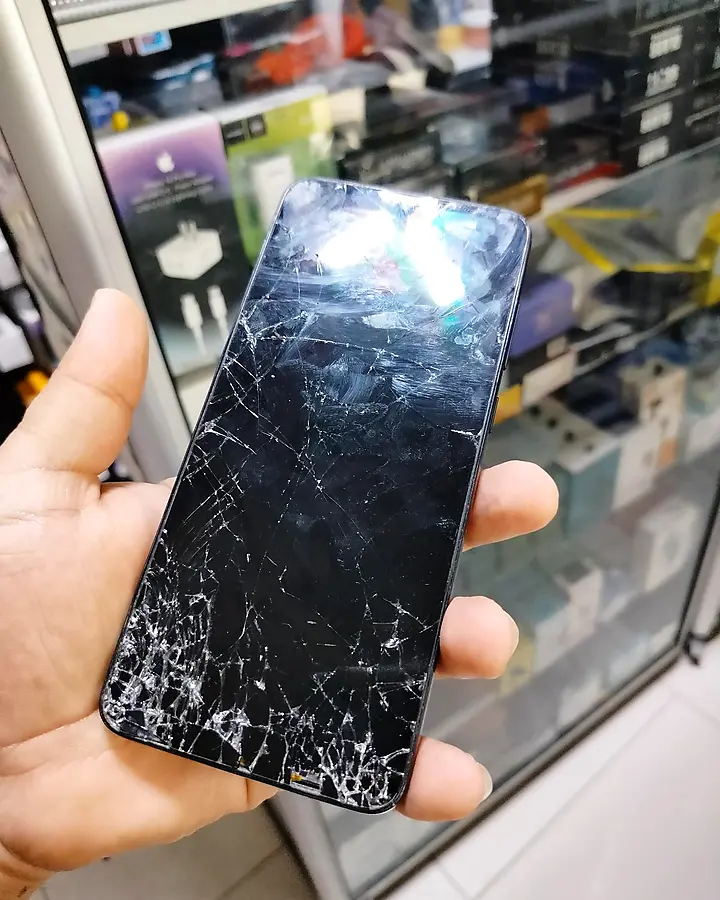 Celular con la pantalla quebrada
